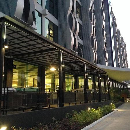Alvarez Hotel Buri Ram Exterior foto
